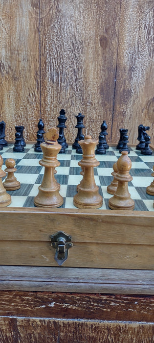 CHESS BOARD WITH WOOD PLAYING PIECES