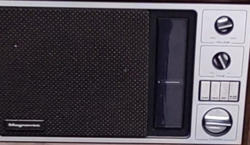 WORKING MAGNAVOX ELECTRIC RADIO MADE IN JAPAN