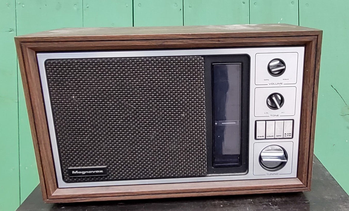 WORKING MAGNAVOX ELECTRIC RADIO MADE IN JAPAN
