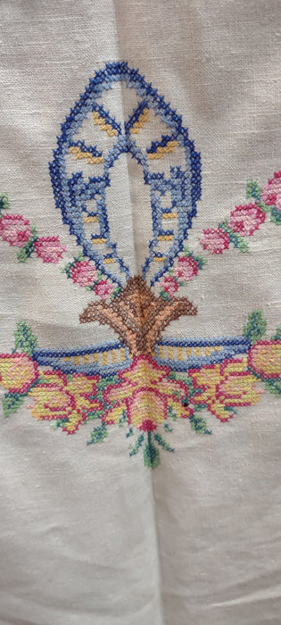 ORNATE NEEDLEPOINT TABLE CLOTH