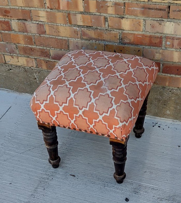 SMALL TURNED LEG STOOL