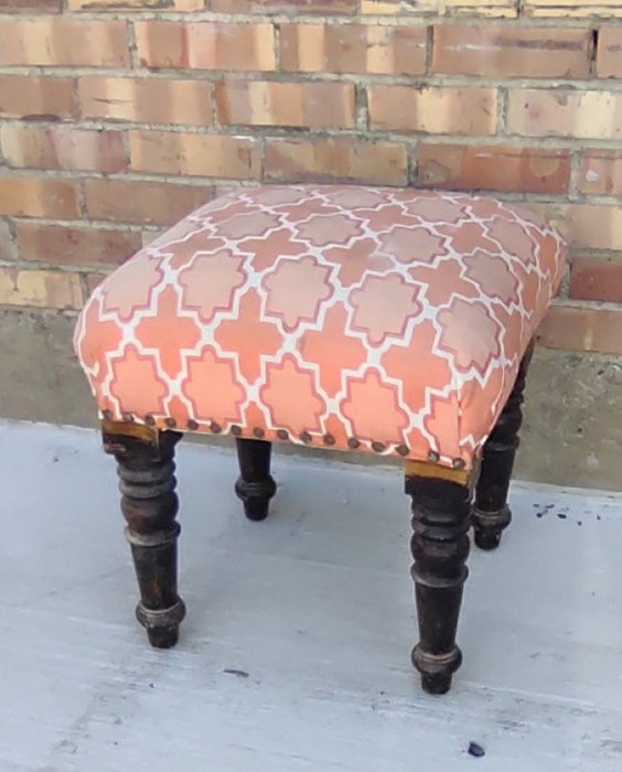 SMALL TURNED LEG STOOL