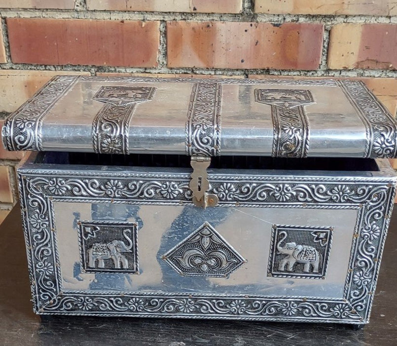 SILVER ELEPANT BOX WITH LID