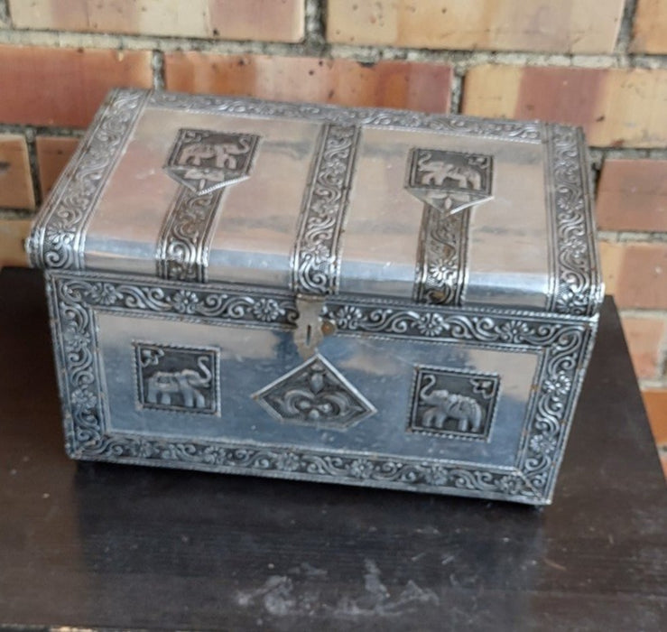 SILVER ELEPANT BOX WITH LID