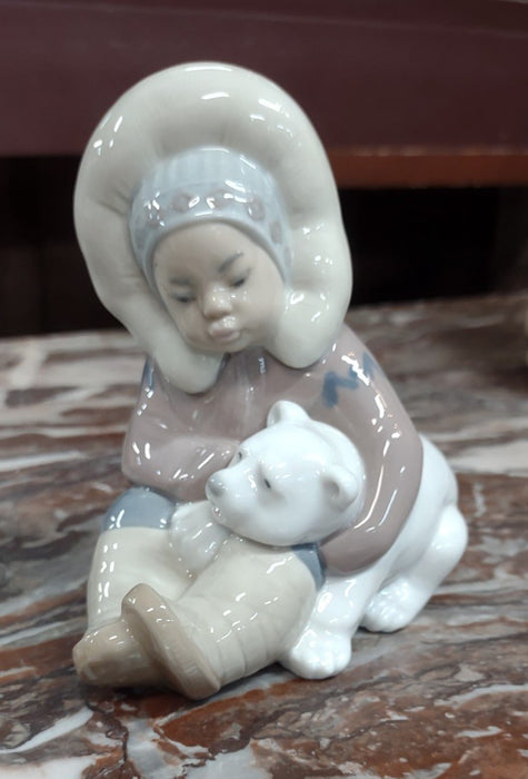 LLADRO ESKIMO CHILD SITTNG IN SNOW