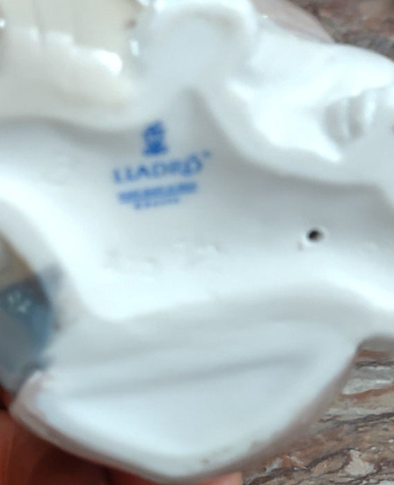LLADRO ESKIMO CHILD SITTNG IN SNOW