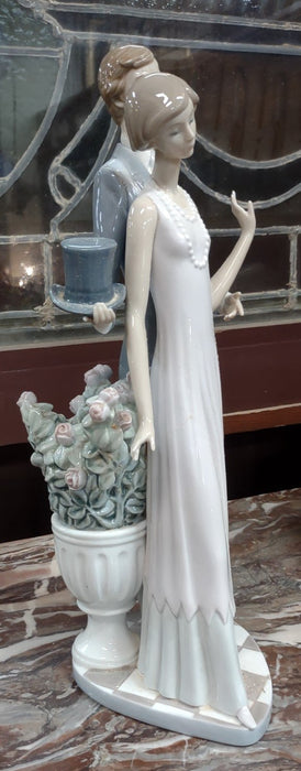 LLADRO COUPLE IN FORMAL ATTIRE