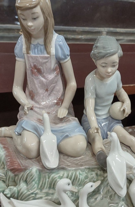 LLADRO CHILDREN PLAYING WITH DUCKS