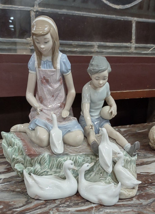 LLADRO CHILDREN PLAYING WITH DUCKS