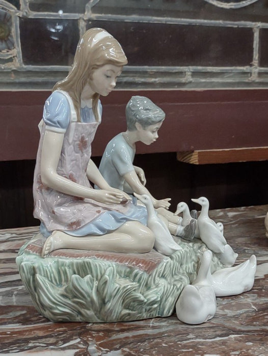 LLADRO CHILDREN PLAYING WITH DUCKS