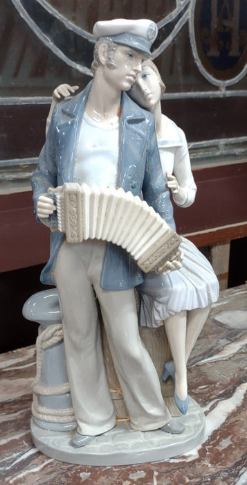 LLADRO COUPLE WITH MAN PLAYING THE ACCORDIAN
