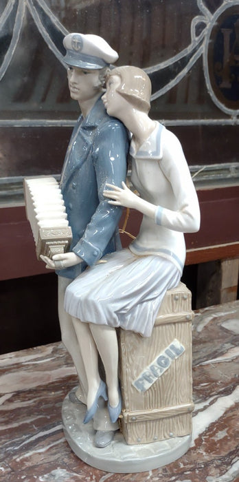 LLADRO COUPLE WITH MAN PLAYING THE ACCORDIAN