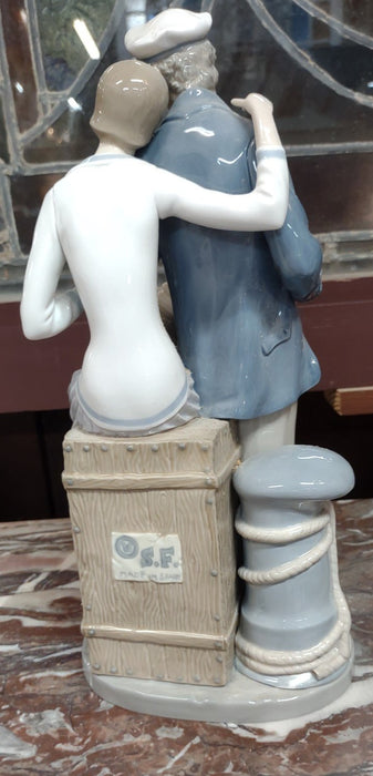LLADRO COUPLE WITH MAN PLAYING THE ACCORDIAN