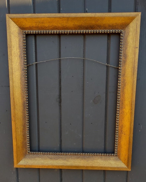 SMALL GOLD WOOD FRAME WITH COCK BEADING