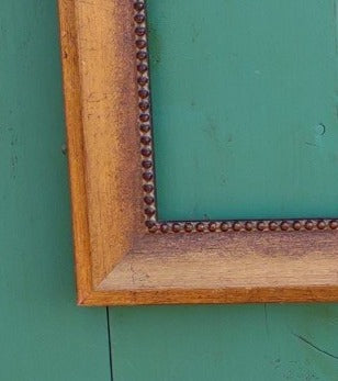 SMALL GOLD WOOD FRAME WITH COCK BEADING