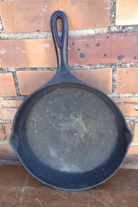 MEDIUM CAST IRON FRYING PAN
