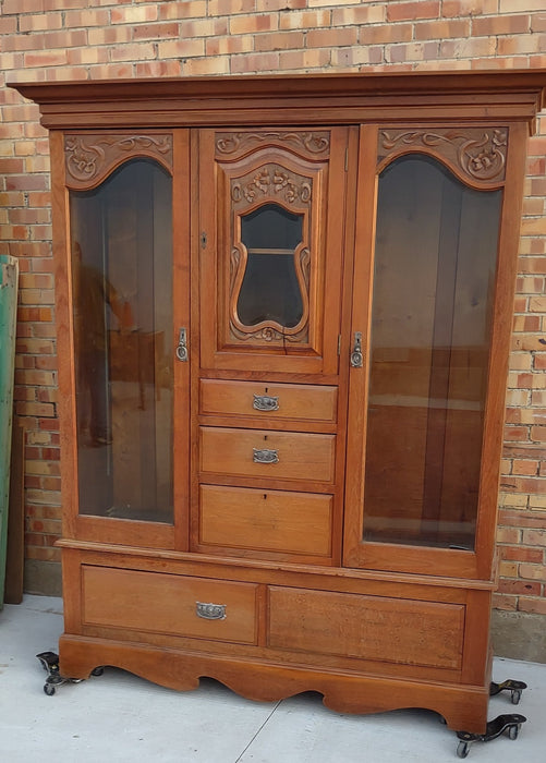 ENGLISH EDWARDIAN WALNUT DISPLAY WITH GLASS SHELVES