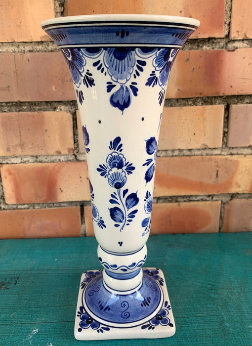 DELFT BLUE AND WHITE VASE