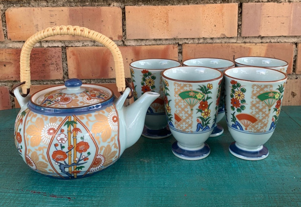 JAPANESE PORCELAIN TEAPOT WITH 5 TALL CUPS