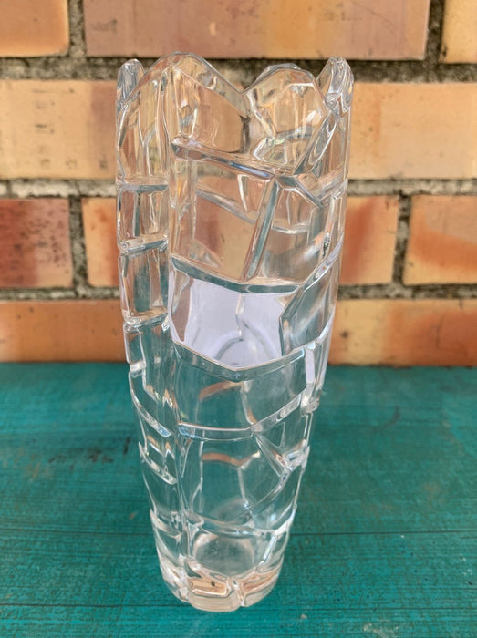 SMALL VILLEROY AND BOCH CRYSTAL VASE WITH ALLIGATOR DESIGN