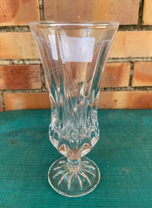 CLEAR FOOTED VASE