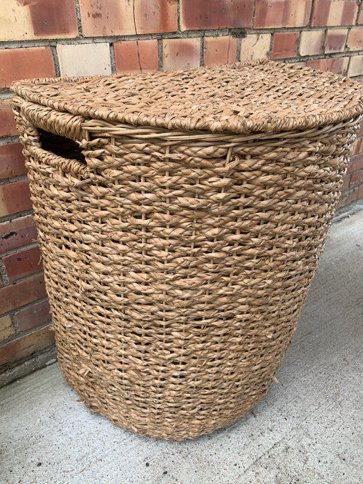 LARGE WICKER HAMPER