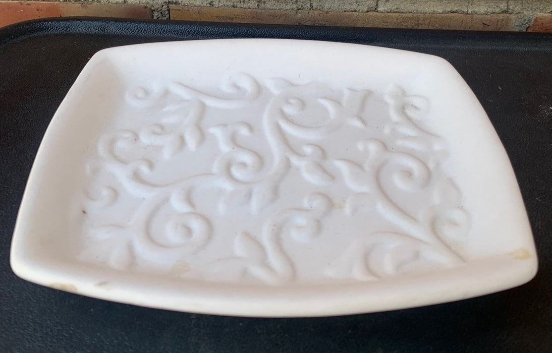 MATTE WHITE BISQUE TRAY