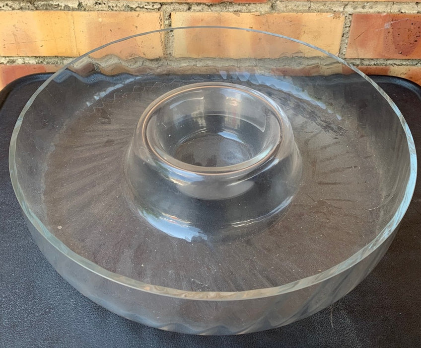 ROUND GLASS CHIPS AND DIP SERVING BOWL