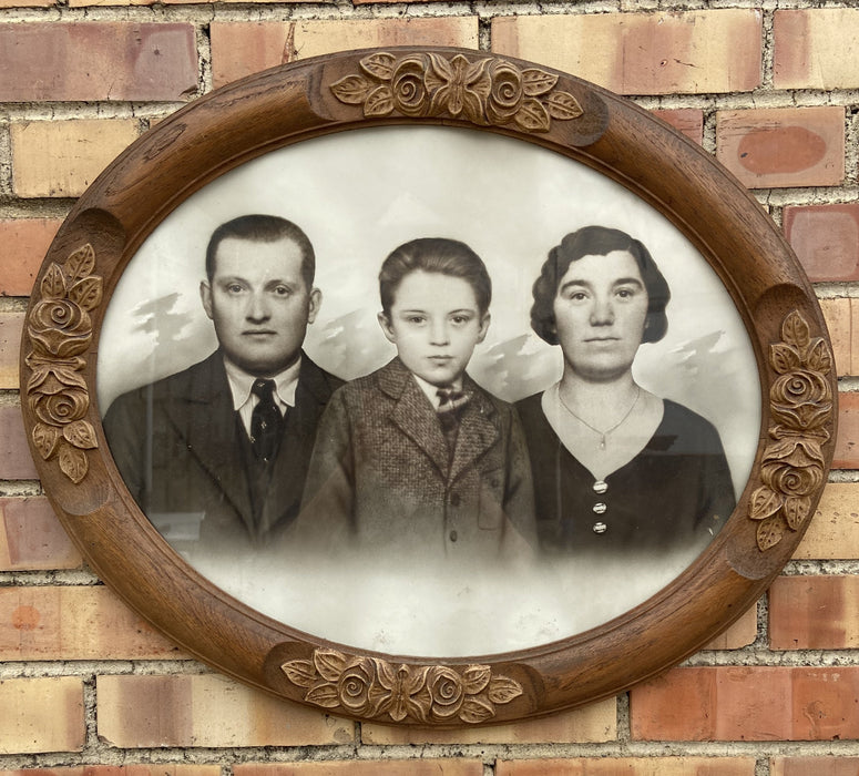 CARVED OAK OVAL FRAME WITH FAMILY PHOTO
