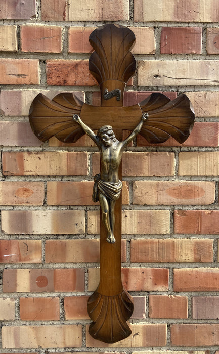 SMALL SHAPED WOOD CRUCIFIX