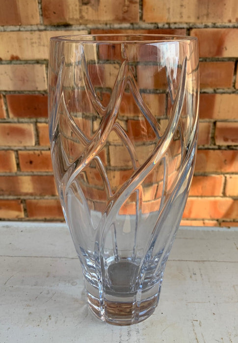 TALL CRYSTAL VASE WITH SWIRLS