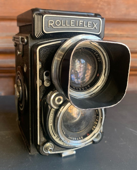 ROLLIFLEX CAMERA WITH TOP VIEW FINDER