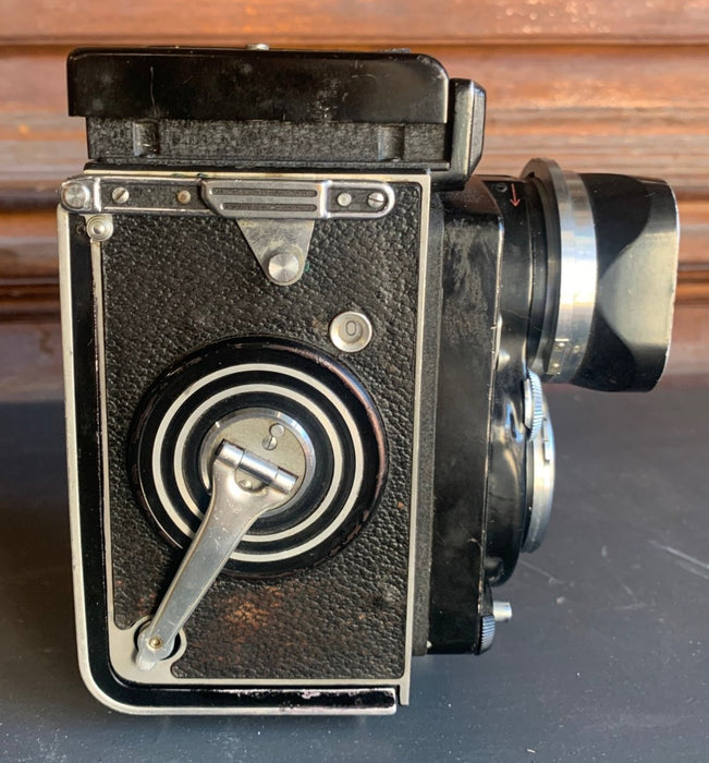 ROLLIFLEX CAMERA WITH TOP VIEW FINDER