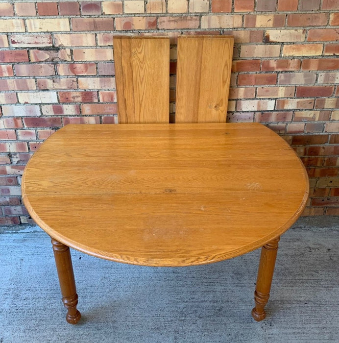 1880'S AMERICAN OAK DROPLEAF TABLE WITH 2 LEAVES