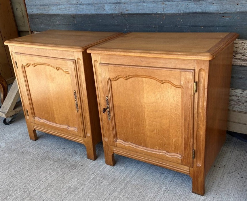 PAIR OF SIMIPLE LIGHT OAK JAM CABINETS