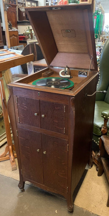 ANTIQUE OAK 1916 VICTROLA IN CABINET