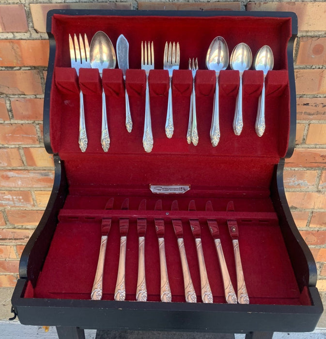 LOT OF COMMUNITY SILVERPLATE CUTLERY IN EBONIZED CHINOISERIE BOX