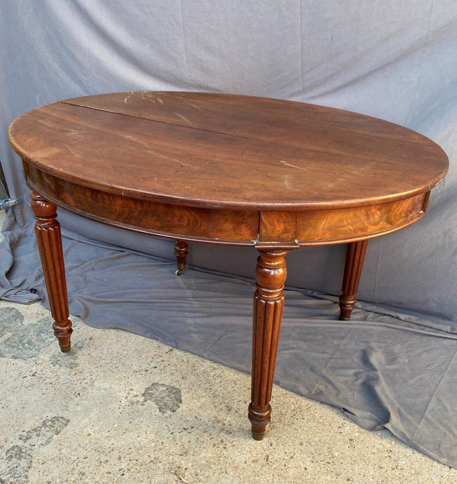 REEDED LEG LOUIS PHILIPE TABLE