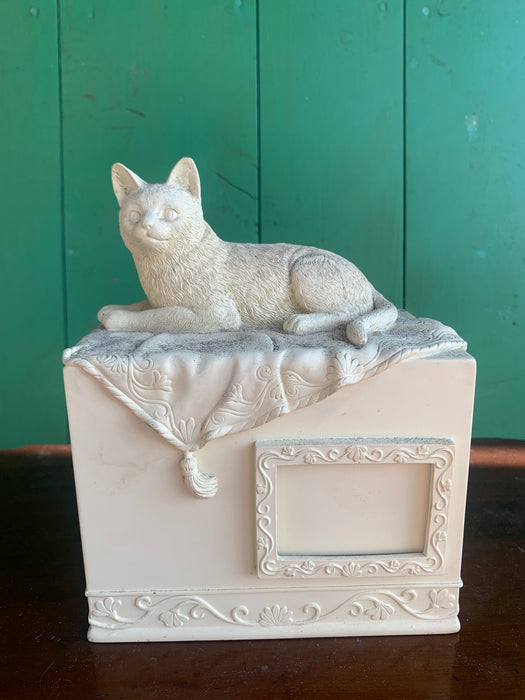 RESIN KITTY ON A BOX