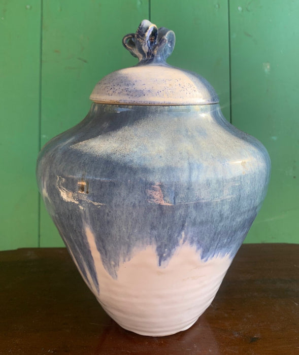LARGE LIDDED BLUE AND WHITE POTTERY JAR