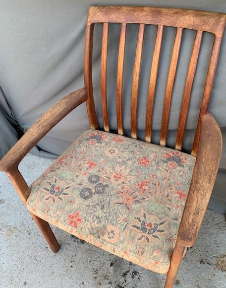 SET OF 6 MID CENTURY DINING CHAIRS INCLUDING 2 ARMCHAIRS