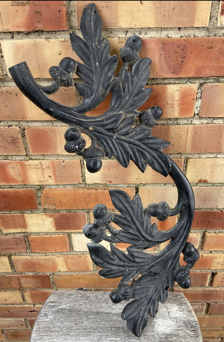 BLACK ALUMINUM PIECE WITH LEAVES AND ACORNS