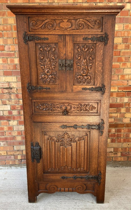 NEO RENAISSANCE CARVED OAK BONNETIERE