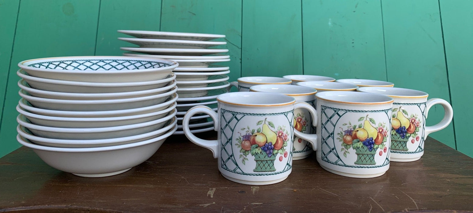 VILLEROY AND BOCH SET OF 5 CUPS WITH SAUCERS