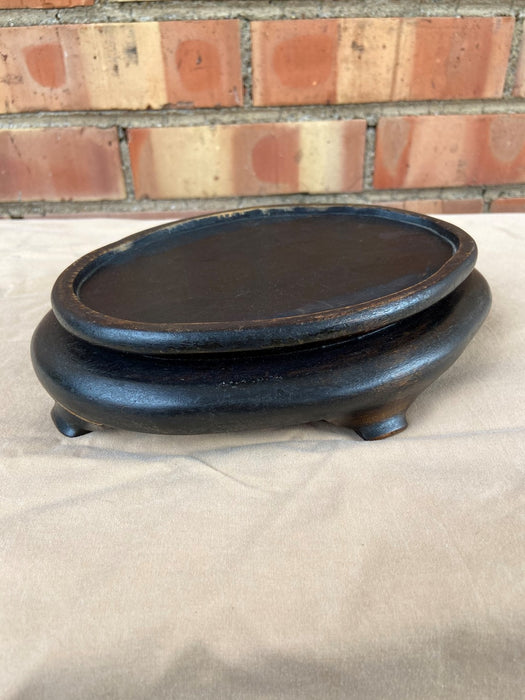 SMALL BLACK OVAL STAND