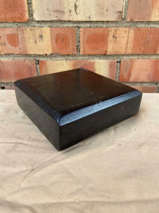 BEVELED BLACK PLINTH STAND