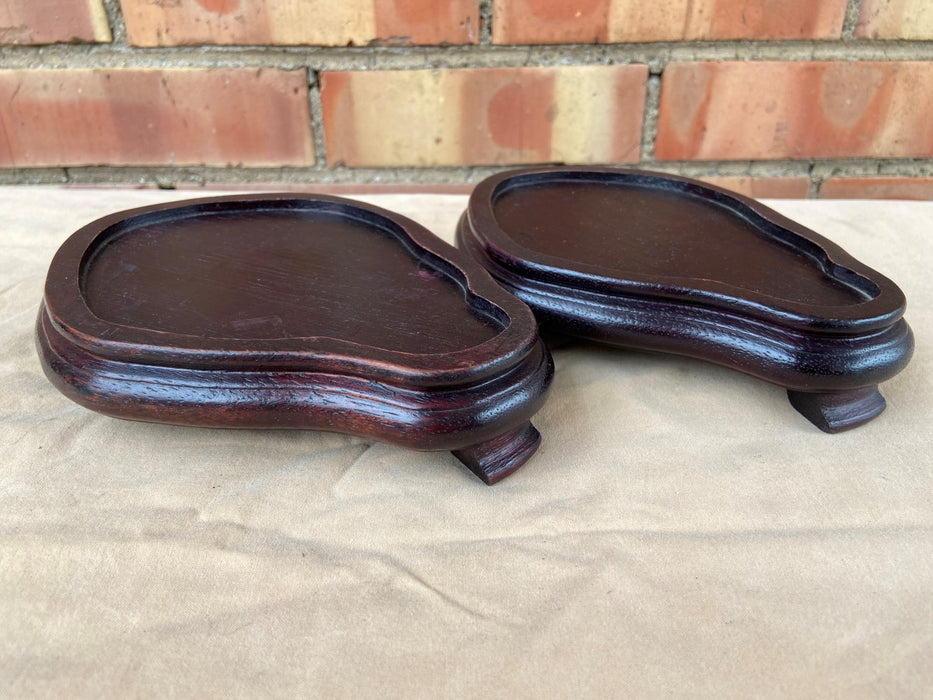 PAIR OF SMALL OBLONG SHAPED 3 FOOTED STANDS