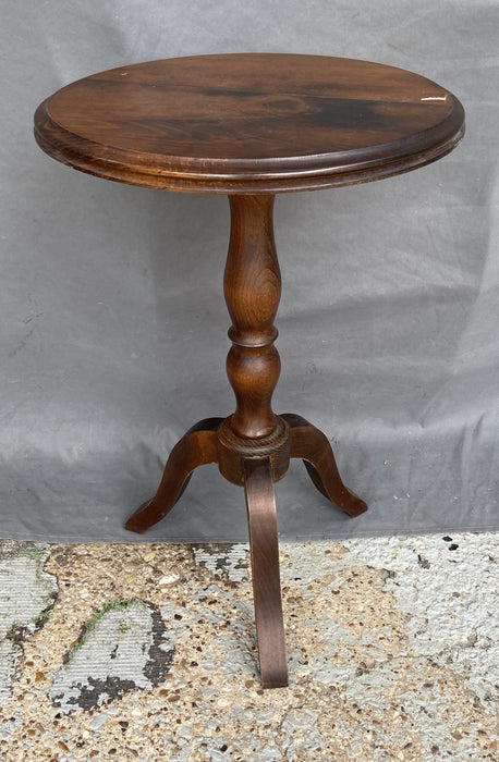 TRIPOD OAK PEDESTAL WINE TABLE