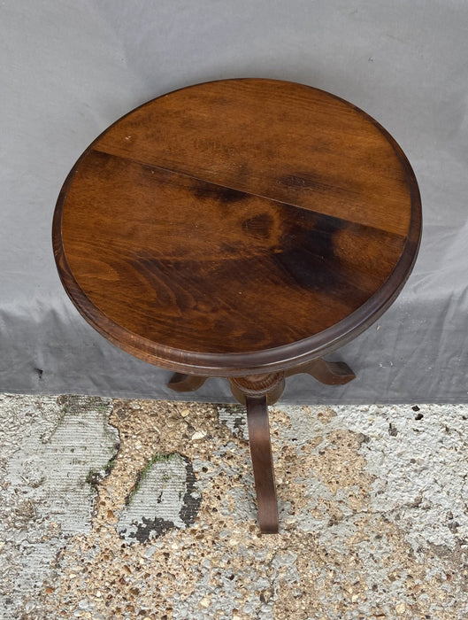 TRIPOD OAK PEDESTAL WINE TABLE