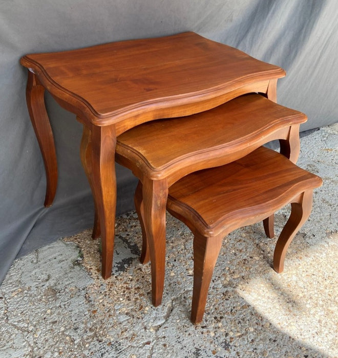 SET OF 3 LOUIS XV ALDER NESTING TABLES